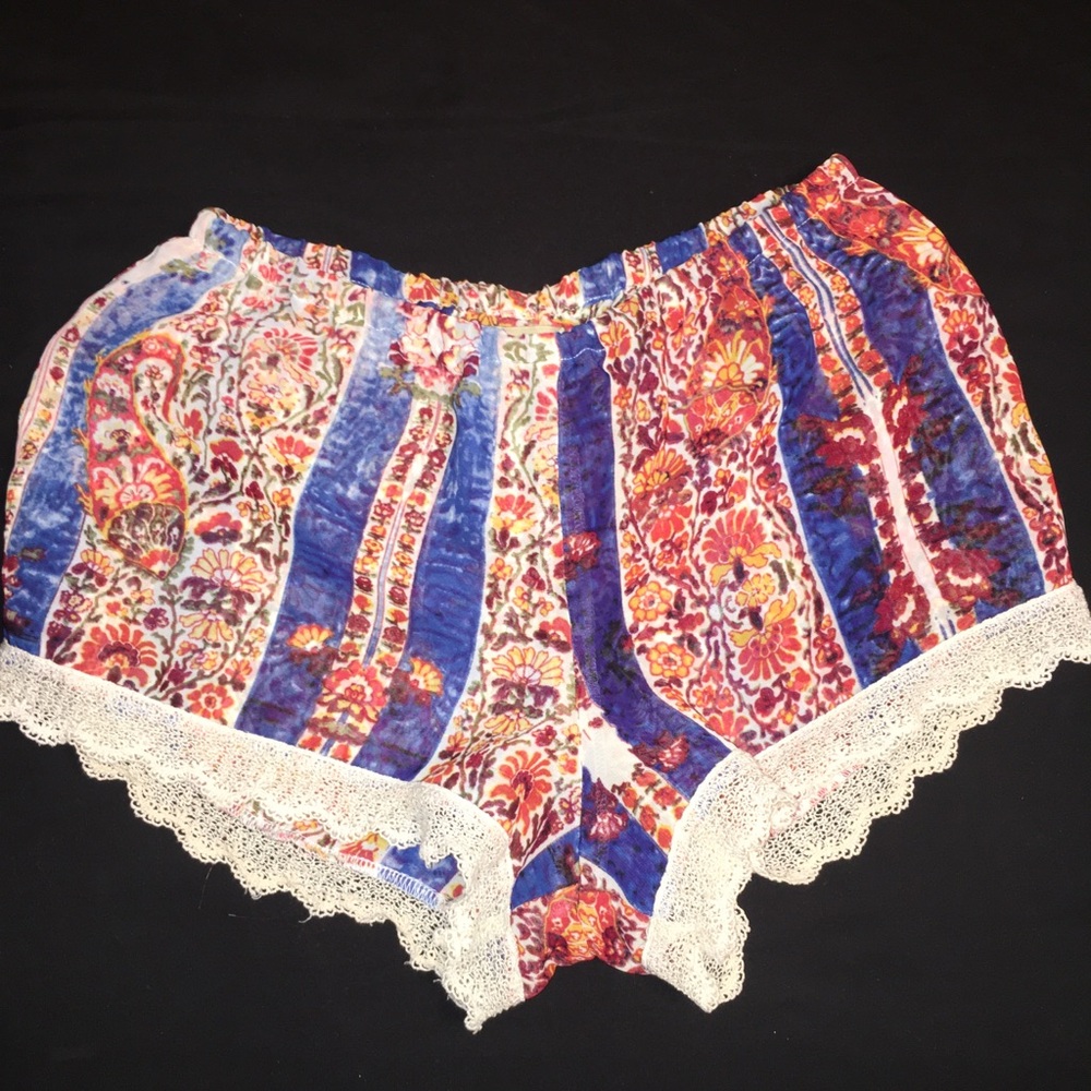 Show Me Your MuMu Floral Shorts - Picture 4 of 6